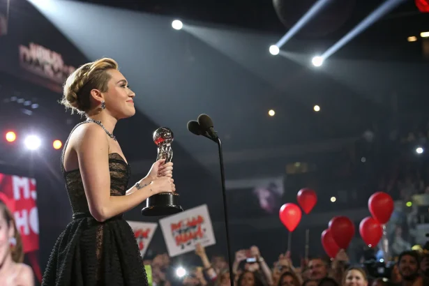 miley cyrus honors hannah montana