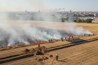 fire crews protect bordeaux vineyards