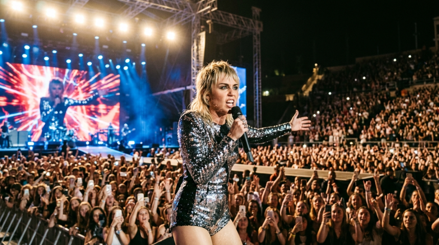 miley cyrus rebukes critics sold out show